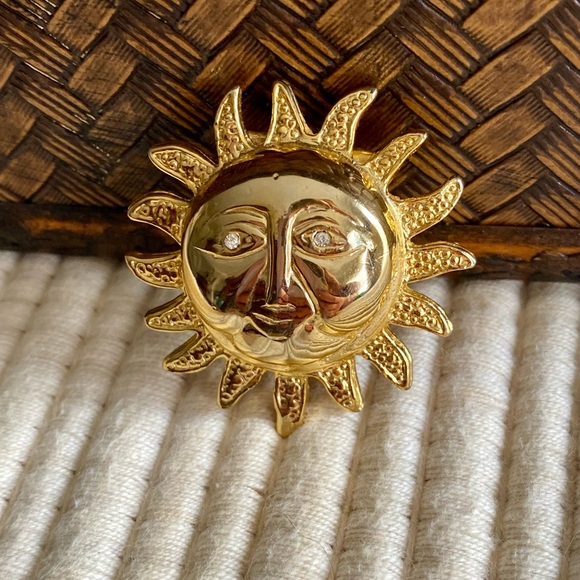 VINTAGE TEXTURED GOLD SUN FACE BROOCH PIN WITH DIAMOND EYES - Picture 1 of 14